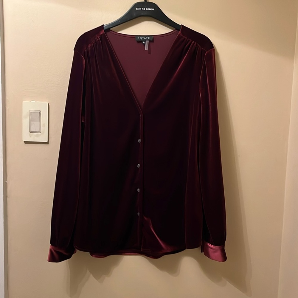 1 state women's burgundy strech  velvet button down shirt size medium.